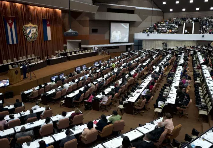 Los miembros de la Asamblea Nacional se reúnen durante el inicio de la sesión de dos días de la legislatura, en La Habana, Cuba. FOTO/AP