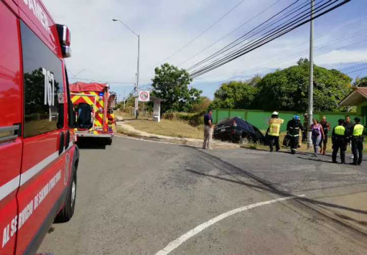 El auto solo sufrió daños materiales. Foto: Zenaida Vásquez. 