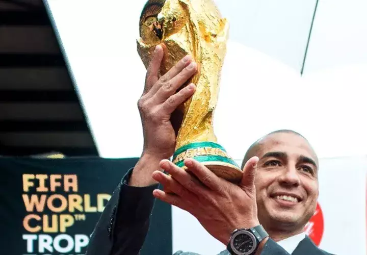 David Trezeguet  con la Copa del Mundo.