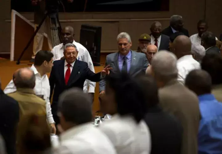 El presidente de Cuba, Raúl Castro, y el primer vicepresidente de Cuba, Miguel Díaz-Canel (d). Foto: EFE 