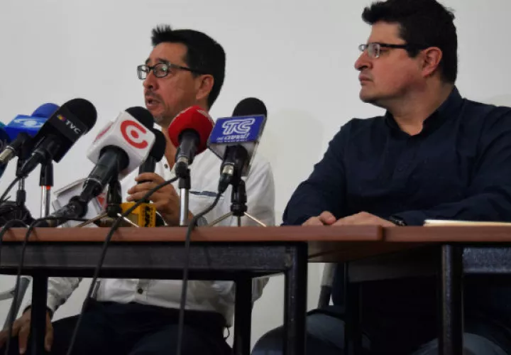 Ricardo Rivas (i), hermano del fotógrafo asesinado Paúl Rivas, y el director de Fundamedios, César Ricarute. FOTO/EFE