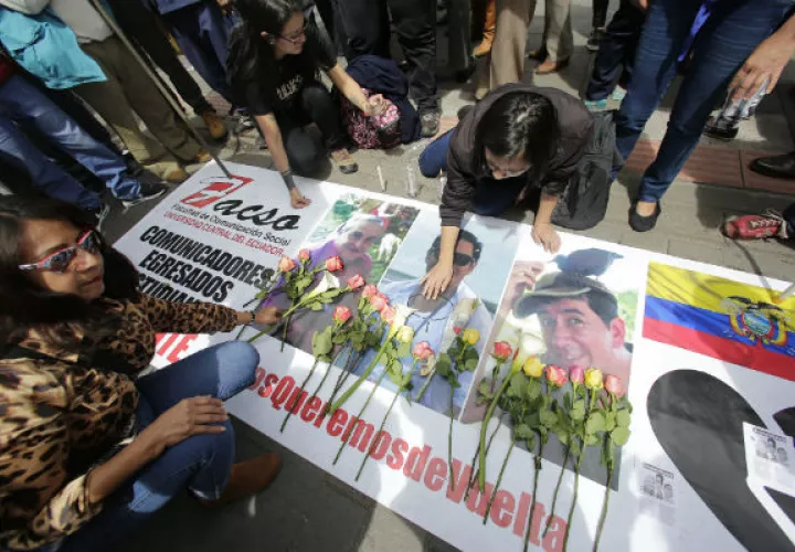 La población está indignada por el asesinato del equipo del diario El Comercio. FOTO/EFE