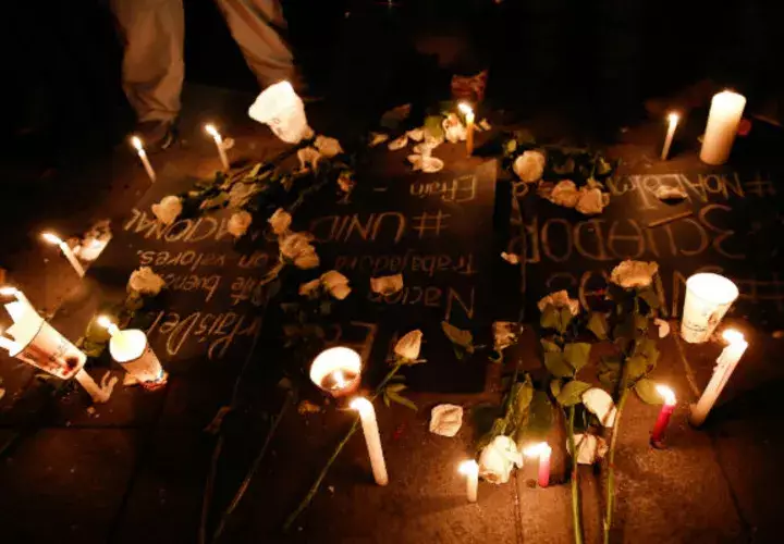 Ecuatorianos realizan vigilias por los tres periodistas asesinados. FOTO/EFE