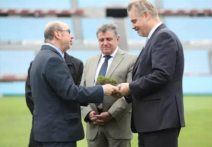 El subsecretario del Deporte de Uruguay, Alfredo Etchandy (i); el presidente de la Asociación Uruguaya de Fútbol, Wilmar Valdez (c) y el embajador de Rusia en Uruguay, Nikolay Sofinskiy (d), participan en el acto de traslado de panes de césped del Estadio Centenario. Foto EFE