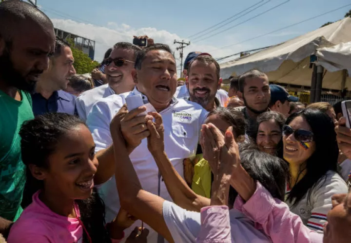 El candidato evangélico  Javier Bertucci en campaña presidencial. FOTO/EFE