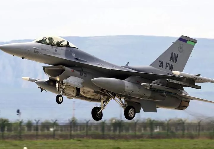 El caza F-16 se estrelló en un ejercicio de entrenamiento. FOTO/EFE
