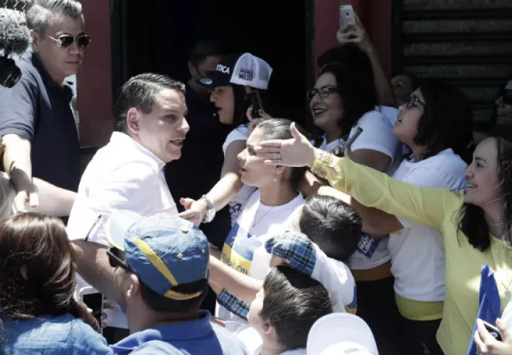 Candidato evangélico Fabricio Alvarado, saluda a simpatizantes tras votar. FOTO/EFE