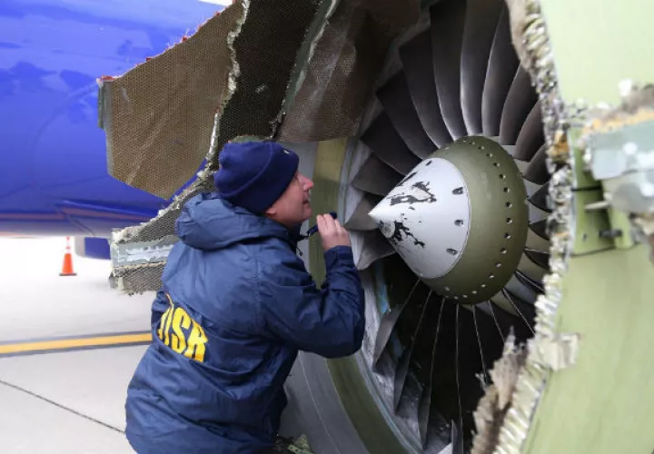Investigadores examinando el daño a un motor del vuelo 1380 de Southwest Airlines, que estaba en ruta del aeropuerto LaGuardia en la ciudad de Nueva York a Love Field en Dallas, Texas,