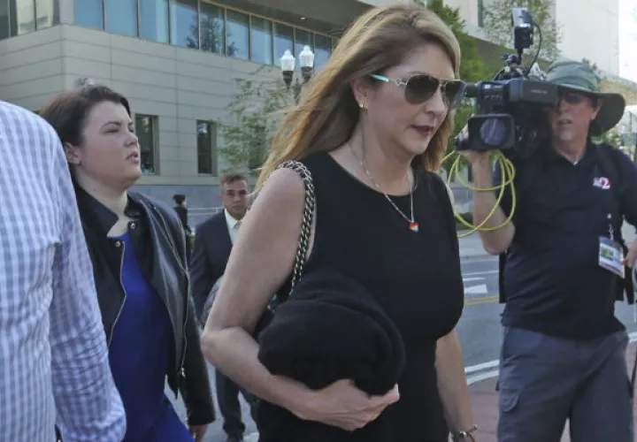 Barbara Poma, estuvo presente para el veredicto, sale del juzgado con un grupo de familiares de las víctimas de la discoteca Pulse. FOTO/AP 