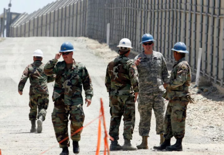 El mandatario quiere que se desplieguen hasta 4,000 elementos en la frontera. FOTO/AP