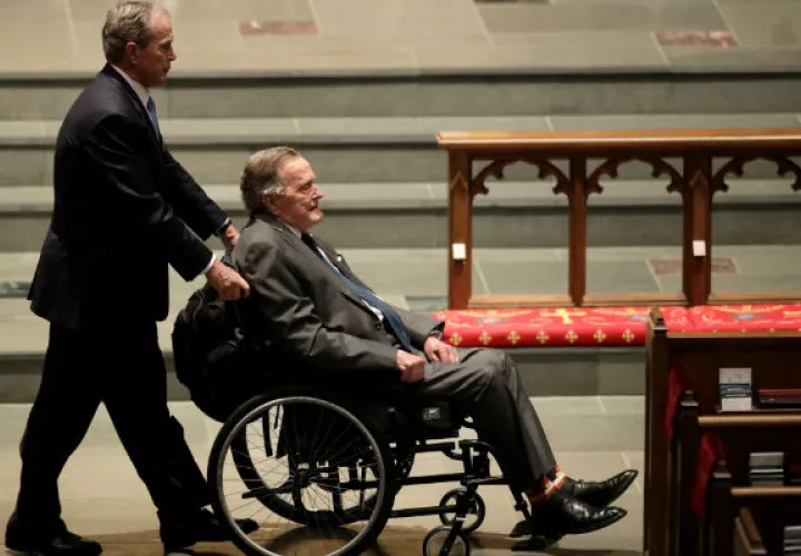 El patriarca George H. W. Bush en el sepelio de su esposa. Foto: AP