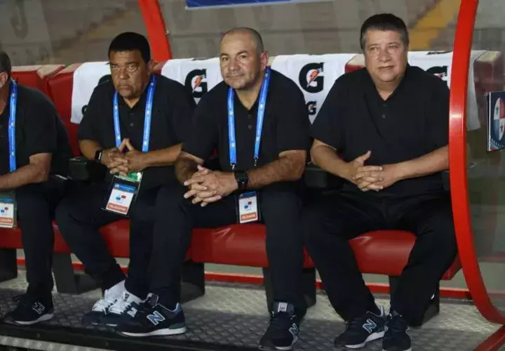 Hernán Darío "Bolillo" Gómez junto a su cuerpo técnico. Foto Anayansi Gamez