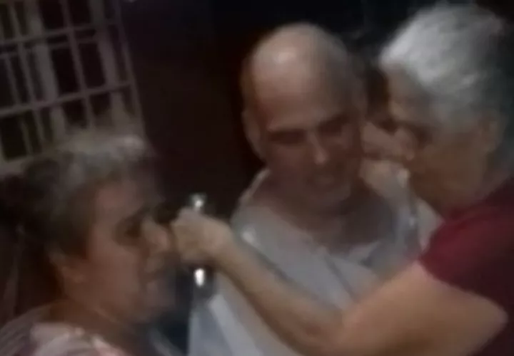 El paciente Excelso Moreno, en compañía de familiares. 