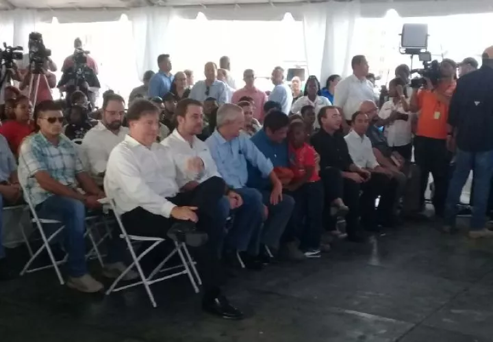 El presidente entregó más apartamentos del proyecto de renovación en Altos de los Lagos. Diómedes Sánchez