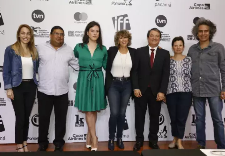 Directivos de la  Fundación IFF Panamá,  directores, productores, el Ministro encargado del MICI (Néstor González) y la actriz Daniela Vega. Foto: Josué Arosemena.