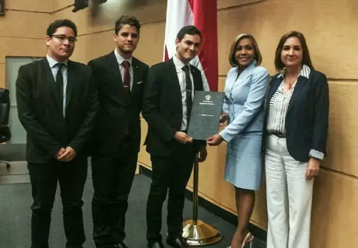 Las reformas al proyecto, incluidas en el segundo debate, fomentaron un intenso debate que duró cuatro días en el pleno de la Asamblea. Archivo