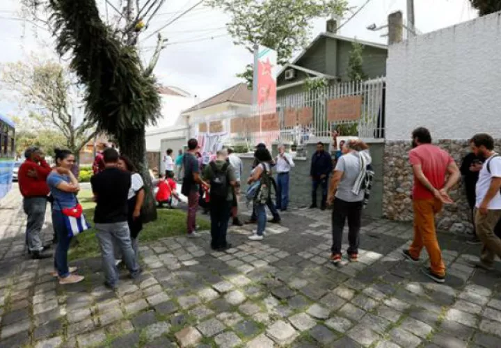 Partidarios del expresidente fueron registrados frente a la sede del Partido de los Trabajadores. Foto: EFE