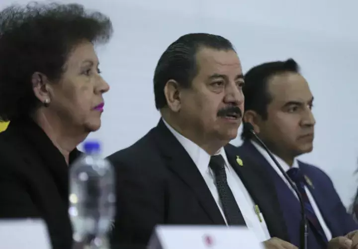 El titular de la Fiscalía, Raúl Sánchez (c), habla durante una rueda de prensa en la ciudad de Guadalajara, en el estado de Jalisco. FOTO/EFE