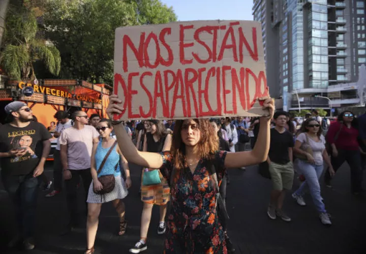 Los estudiante exigen justicia para todos los chicos que han desaparecido y cuyos casos no han sido resueltos. FOTO/AP