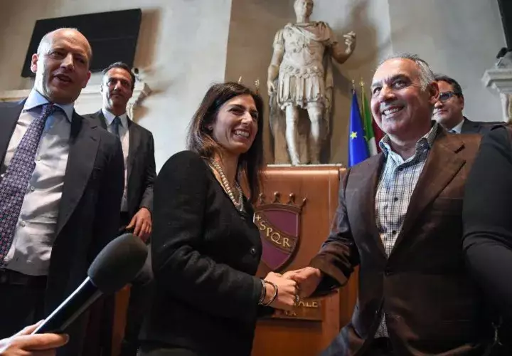 James Pallotta junto a la alcaldesa Virginia Raggi. Foto AP