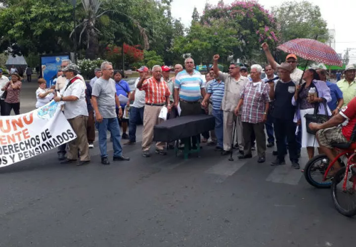 Gritan consignas en la vía. Foto: José Vásquez. 