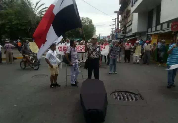 Con un ataúd volvieron a protestar los jubilados en Chiriquí. Foto: José Vásquez
