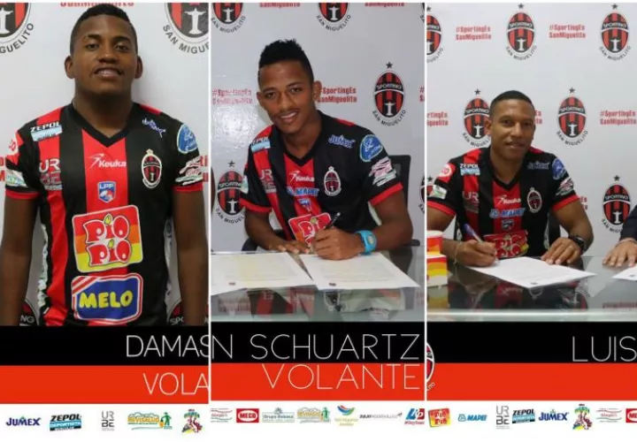 Los futbolistas Damaso Santos (i), Kevin Schuartz (c) y Luis Mendoza.