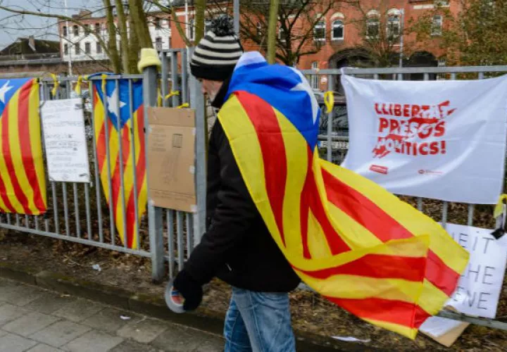 Un hombre con una bandera estelada permanece ante la cárcel de Neumünster. Foto: EFE