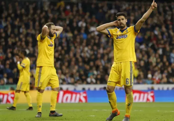 Sami Khedira se lamenta de un fallo en la ofensiva. Foto AP