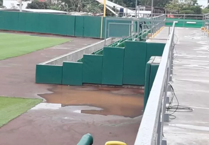 Kenny Serracín se inundó ayer con las lluvias. Foto Mayra Madrid
