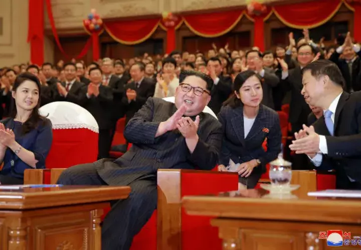 Kim Jong-un, disfruta de la función ofrecida por el elenco de artistas del Destacamento Rojo de Mujeres. FOTO/AP