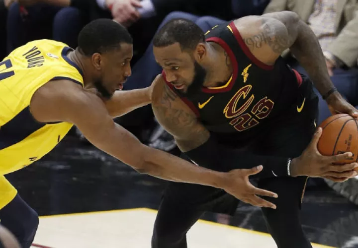 LeBron James (der.) de los Cavaliers de Cleveland en acción ante Thaddeus Young  de Indiana Pacers. Foto:EFE 