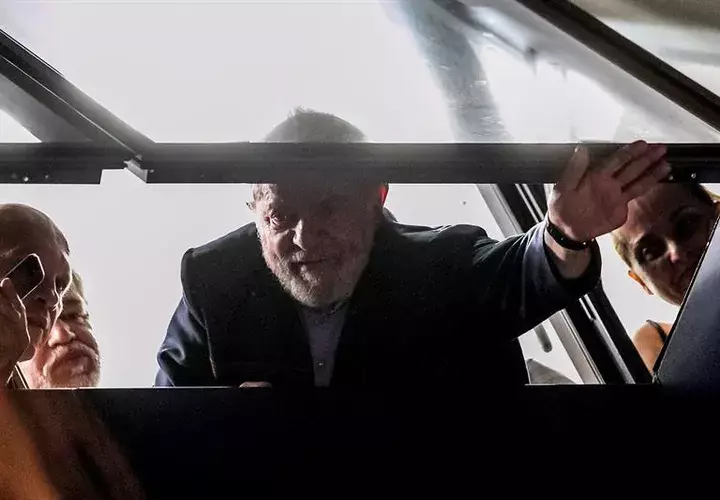  Lula da Silva saluda a los militantes del Partido de los Trabajadores