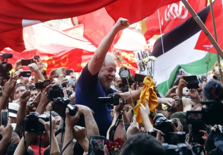 El expresidente brasileño, Luiz Inácio Lula da Silva, le habla a miles de seguidores en las instalaciones del sindicato. FOTO/AP
