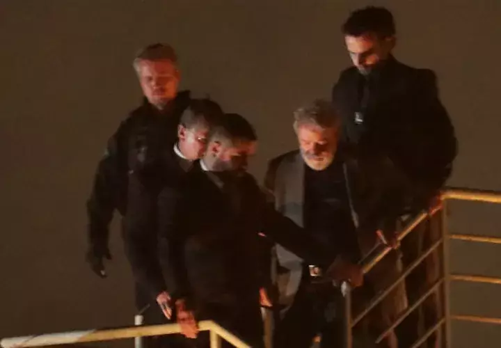 El expresidente brasileño Luiz Inácio Lula da Silva llegó a la sede de la Policía Federal de la ciudad de Curitiba. FOTO/EFE