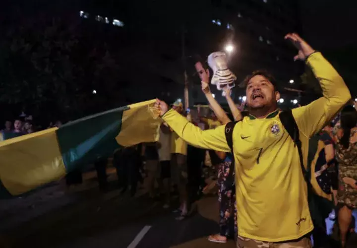 Detractores de Lula celebran en las calles su detención. FOTO/AP