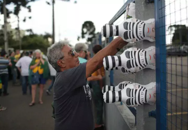 Manifestantes colocan muñecos del juez Sergio Moro y del expresidente brasileño Luiz Inácio Lula da Silva, a la entrada de la sede de la Policía Federal. FOTO/EFE