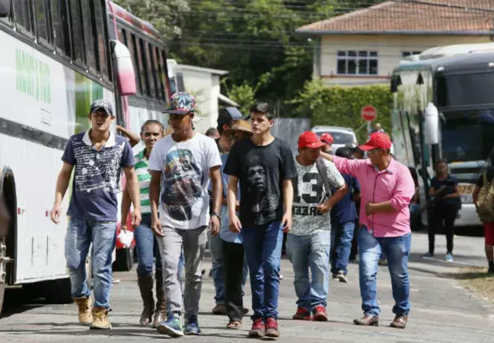Simpatizantes del expresidente Luiz Inácio Lula da Silva acampan cerca de la cárcel de Curitiba. FOTO/EFE