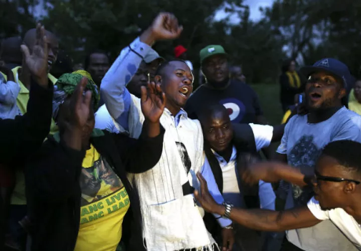 Partidarios del Congreso Nacional Africano de Sudáfrica (ANC) bailan y cantan en celebración de la vida de Winnie Madikizela-Mandela. FOTO/EFE
