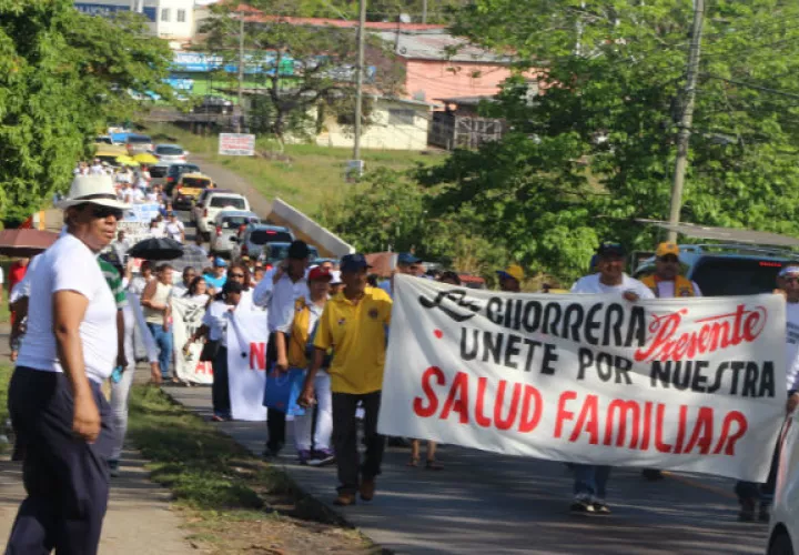 Marcharon hasta el hospital Nicolás A. Solano. Foto: Eric A. Montenegro.