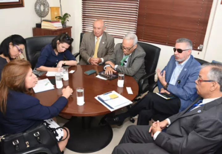 Una delegación cubana realizó una visita a la Caja de Seguro Social.
