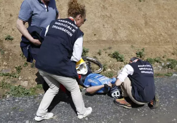 Michael Goolaerts recibe los primeros auxilio. Foto EFE