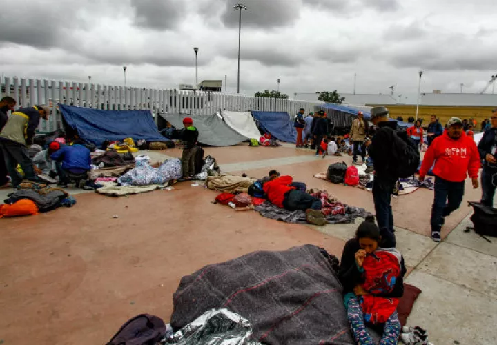 Migrantes apostados en el sitio conocido como El Chaparral. Foto: EFE.