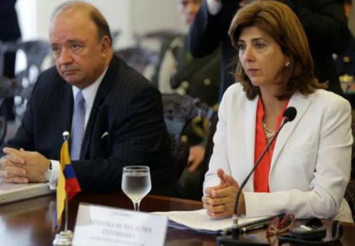 La canciller colombiana, María Ángela Holguín (d), y el ministro de la Defensa colombiano, Luis Carlos Villegas. Foto: EFE