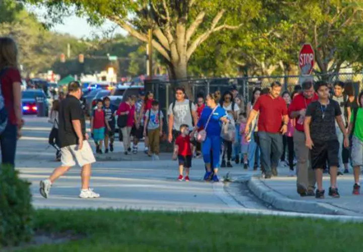Los estudiantes se reúnen con sus padres y familiares. Foto: EFE  