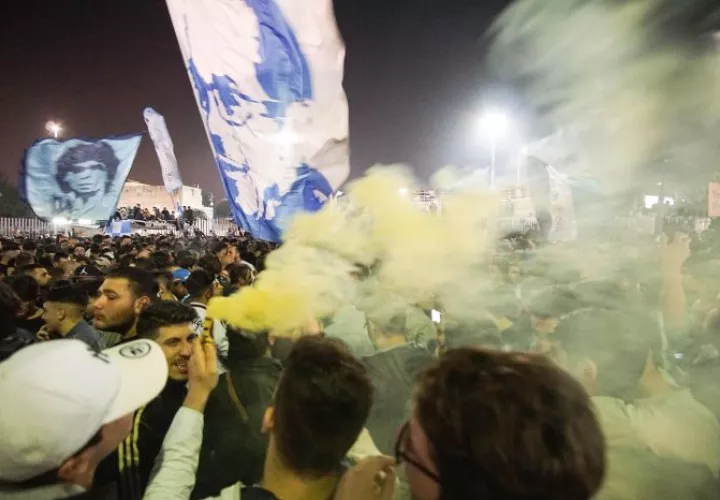 Los napolitanos salieron con sus banderas a celebrar. Foto AP