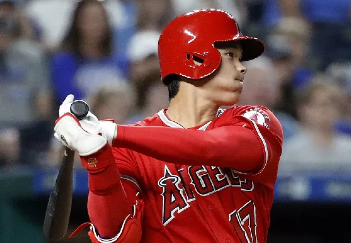Shohei Ohtani batea y lanza a gran nivel.