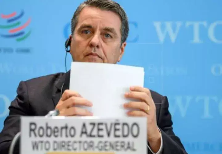El director general de la Organización Mundial de Comercio (OMC), Roberto Azevêdo (c), presenta en rueda de prensa las perspectivas del comercio mundial para este año 