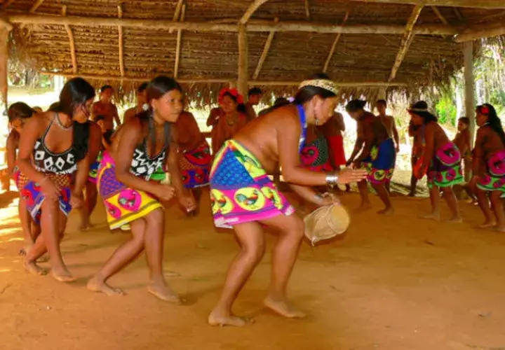 Sólo se puede llegar a la aldea en canoa, navegando o empujándola
