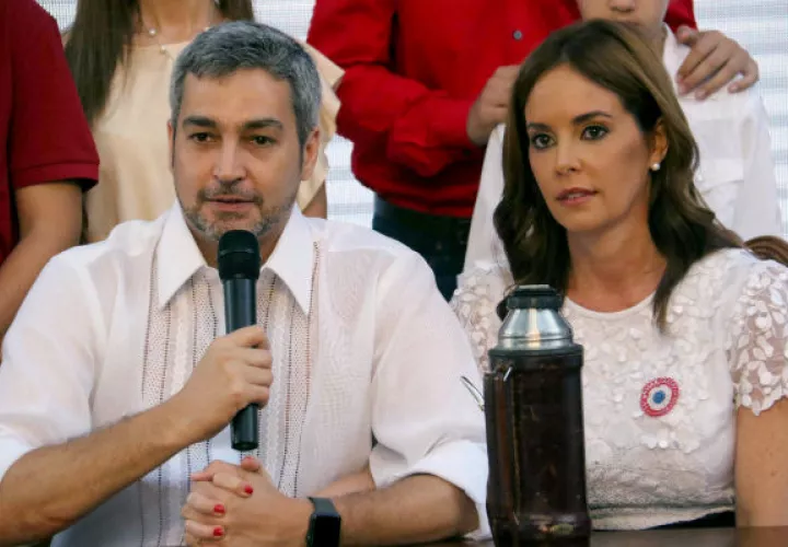 El conservador Mario Abdo Benítez, junto a su esposa Silvana López. FOTO/EFE